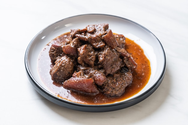 guisado de carne de porco com ervas