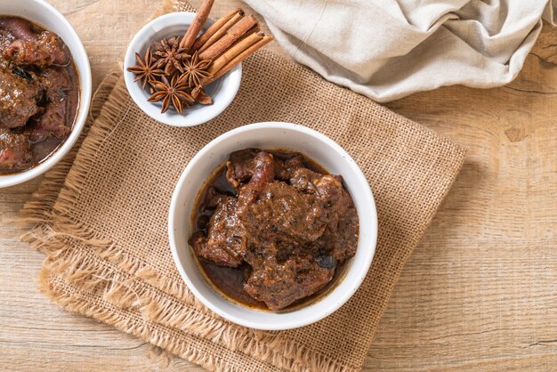 guisado de carne de porco com ervas