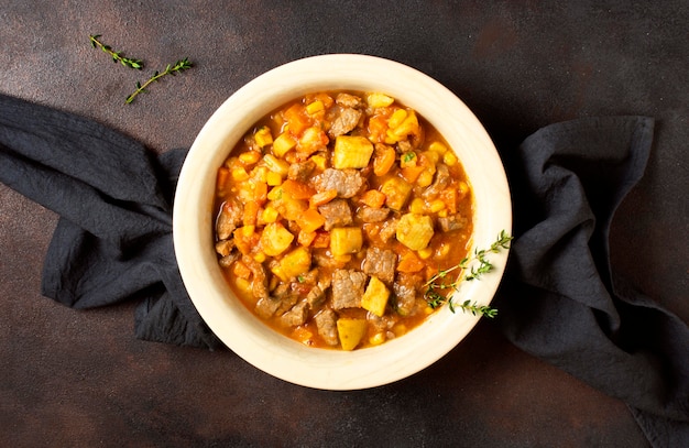 Guisado de comida de inverno em pano