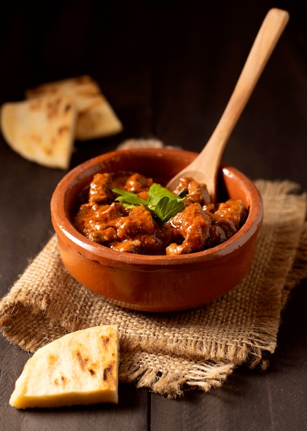 Guisado de comida de inverno em tigela com pão sírio