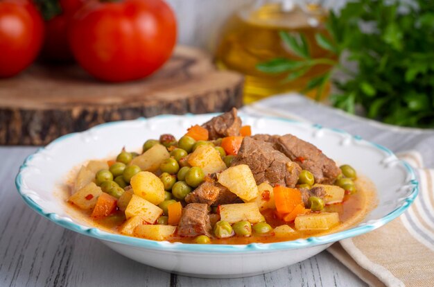 Guisado de ervilha verde de comida turca com almôndegas - Kofte ou Kofta Bezelye. (nome turco; kofteli bezelye)