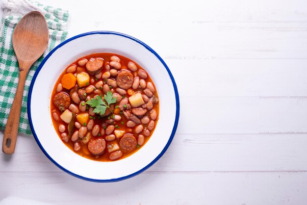 Foto guisado de feijão branco com chouriço receita tradicional espanhola do norte de espanha chamada fabada asturiana