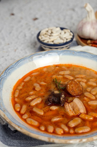 Guisado de feijão com chouriço e carne de porco