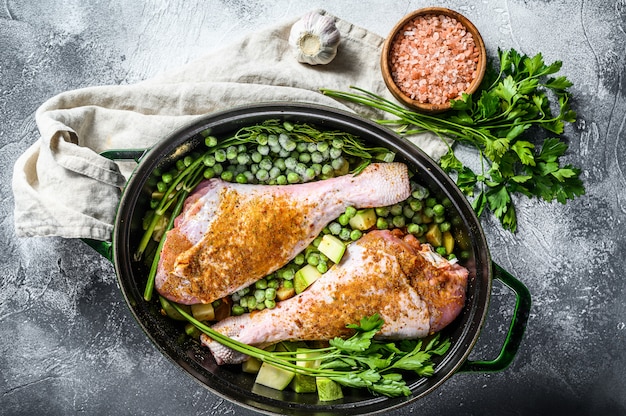 Guisado de frango. receita de baquetas com salsa, ervilhas, aipo e batatas. vista do topo.