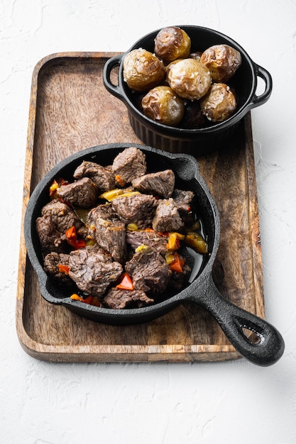 Guisado de goulash de carne na frigideira de ferro fundido