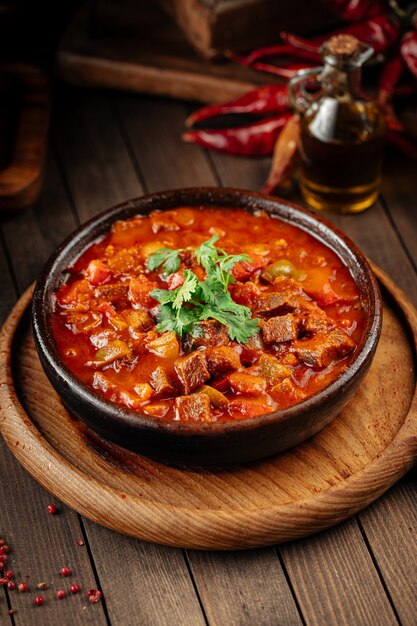 Guisado de vitela georgiana chashushuli com tomate