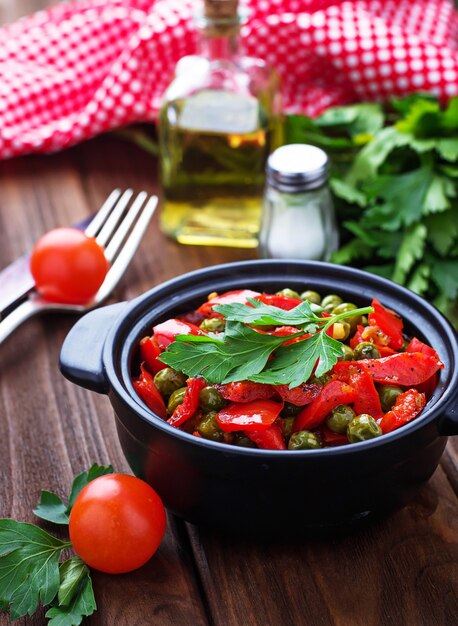 Guisado vegetariano com tomate e ervilhas