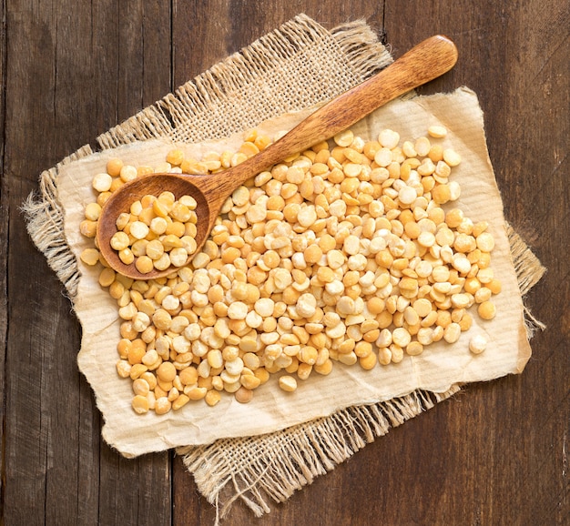 Guisantes amarillos en una mesa de madera con una vista superior de cuchara