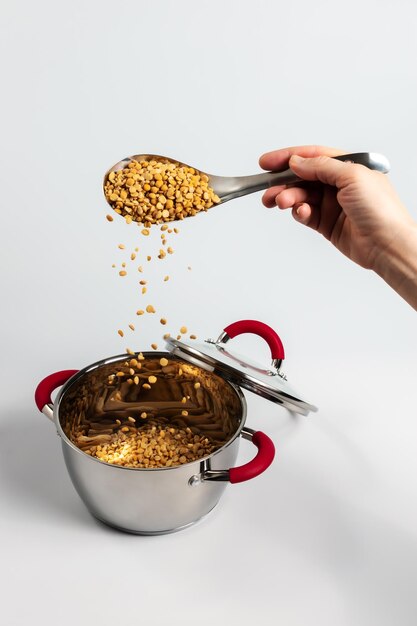 Foto guisantes amarillos secos en una cuchara preparada para cocinar sopa