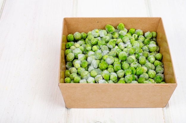 Guisantes congelados, conservación de vitaminas y verduras. Foto de estudio