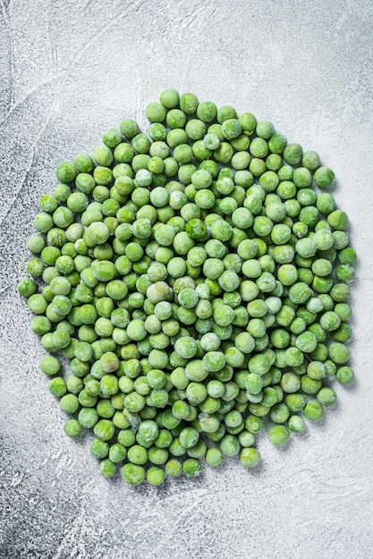 Guisantes crudos congelados en la mesa de la cocina