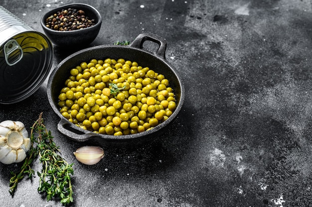 Guisantes en un cuenco de hierro fundido