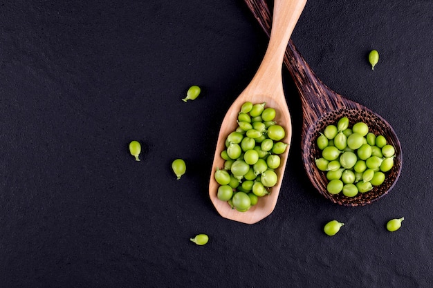 Guisantes dulces con menta sobre un fondo de madera rústica