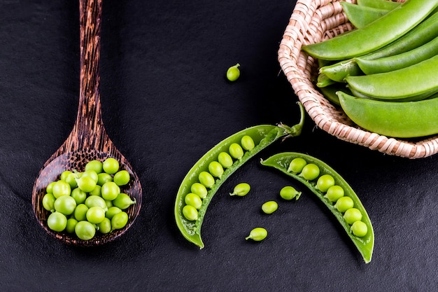 Foto guisantes dulces con menta sobre un fondo de madera rústica