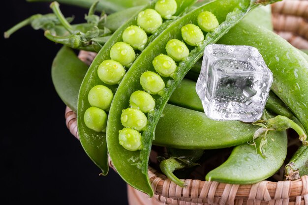 Guisantes dulces con menta sobre un fondo de madera rústica