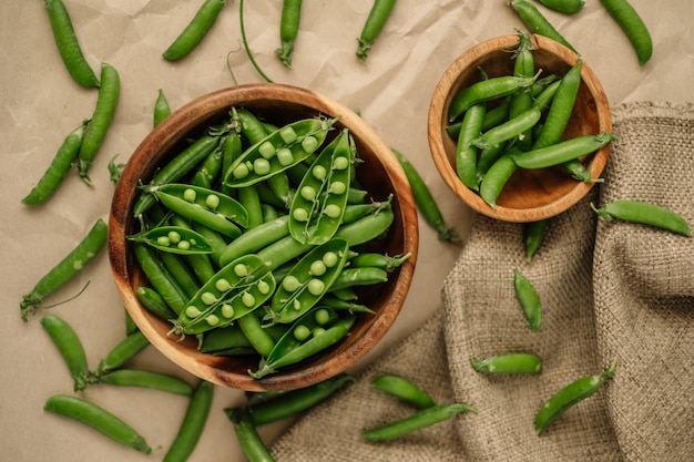 Guisantes frescos sabrosos en un recipiente