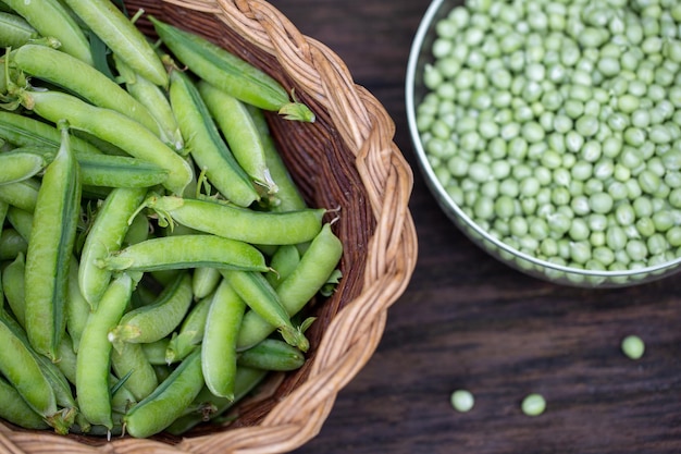 Guisantes frescos en vainas en una cesta Concepto de alimentación saludable