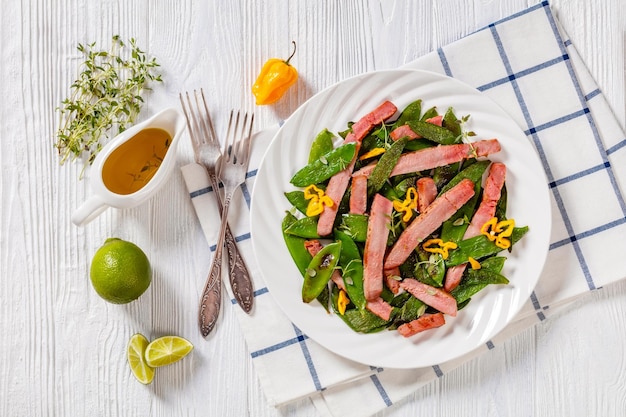 Guisantes fritos con rodajas de atún