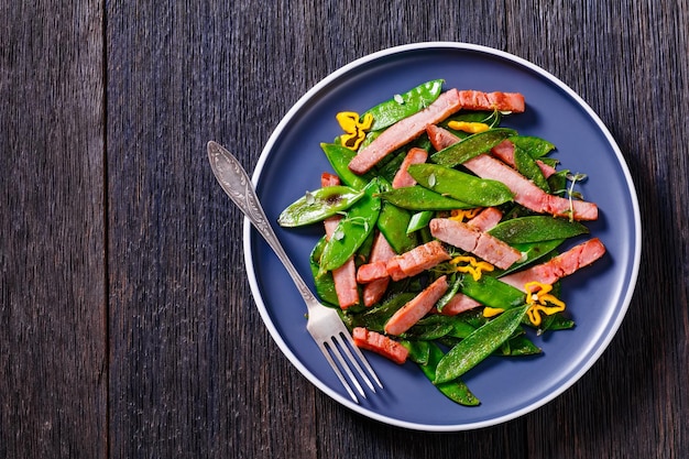 Guisantes fritos con rodajas de atún