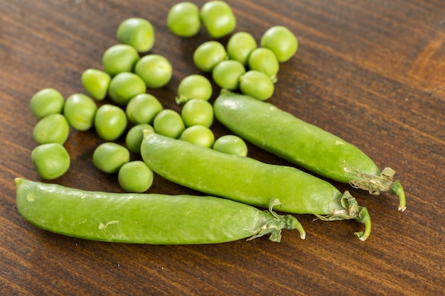 Guisantes y guisantes sobre la mesa