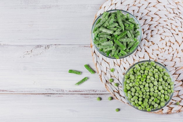 Guisantes y judías verdes cortadas en un bol. Concepto de preparaciones caseras para cocción rápida. Concepto de comida vegetariana saludable