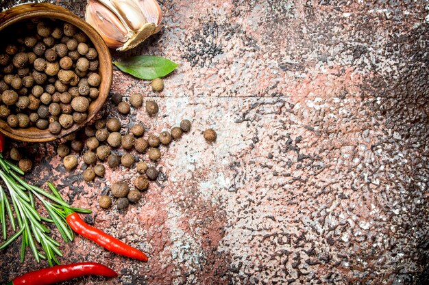 Guisantes de pimienta fragantes en un bol con ajo picante y romero