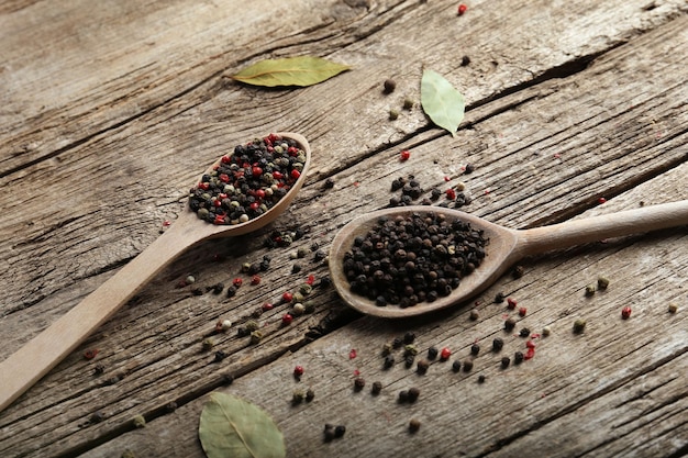 Guisantes de pimienta sobre fondo de madera