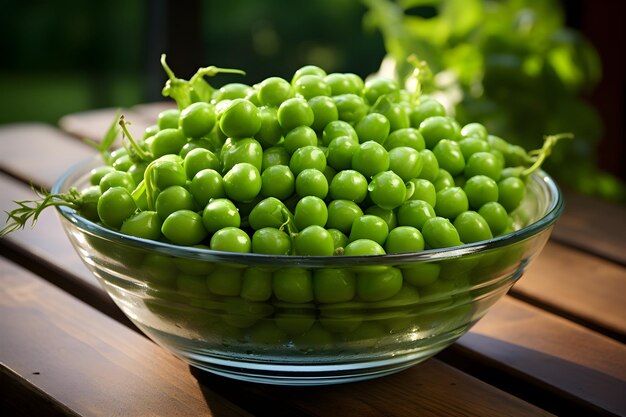 guisantes en un recipiente de vidrio transparente sobre una mesa de madera detrás del concepto de comida vegana de fondo verde borroso