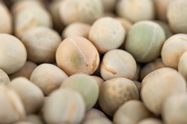 Guisantes secos aislados en blanco, comida sana