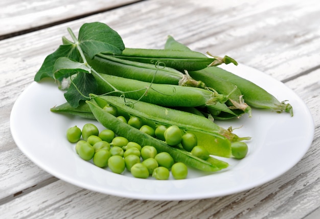 Guisantes y vainas en un plato