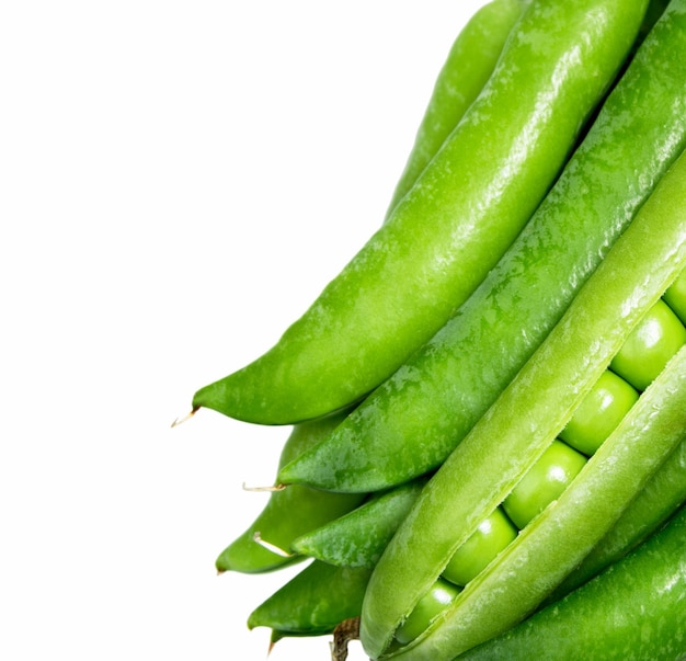 Guisantes verdes aislados en blanco