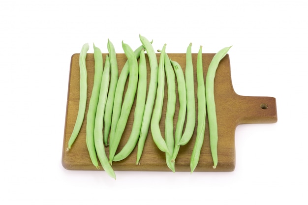 Guisantes verdes aislados en el fondo blanco.