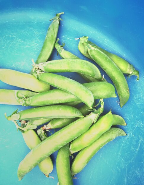 Guisantes verdes crudos frescos de cerca