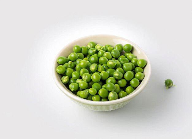 Guisantes verdes en un cuenco sobre un fondo blanco