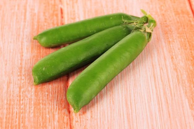 Guisantes verdes dulces sobre fondo de madera