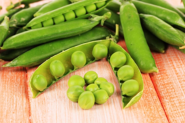 Guisantes verdes dulces sobre fondo de madera