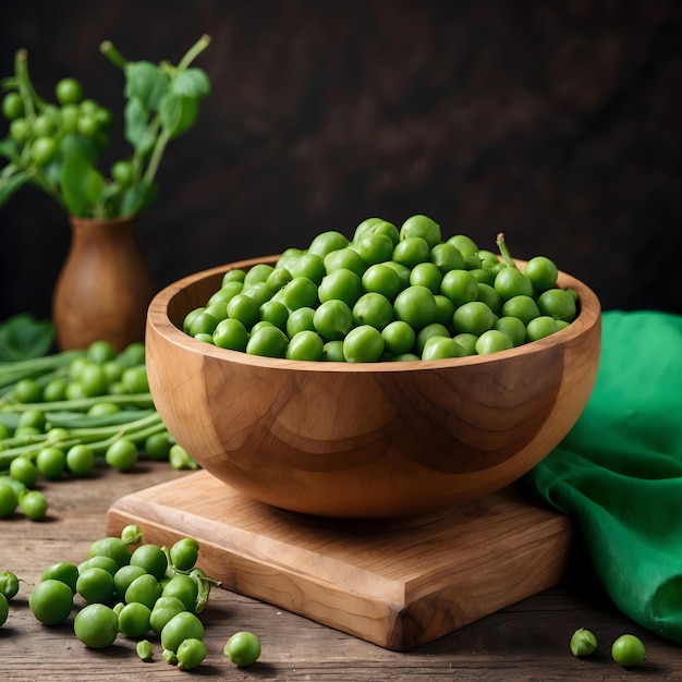 Guisantes verdes de elegancia de madera en un tazón de madera