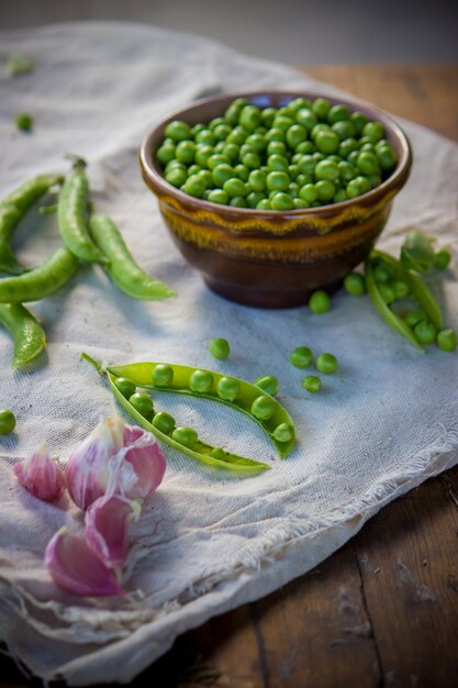 Guisantes verdes. enfoque selectivo comida y bebida.