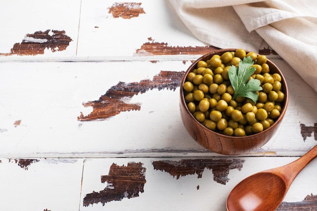 Guisantes verdes enlatados en un cuenco de madera Espacio de copia de alimentos fermentados caseros