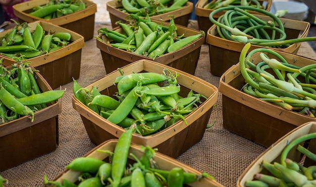 Foto guisantes verdes en envases