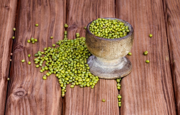 Guisantes verdes frescos en un cuenco de madera.