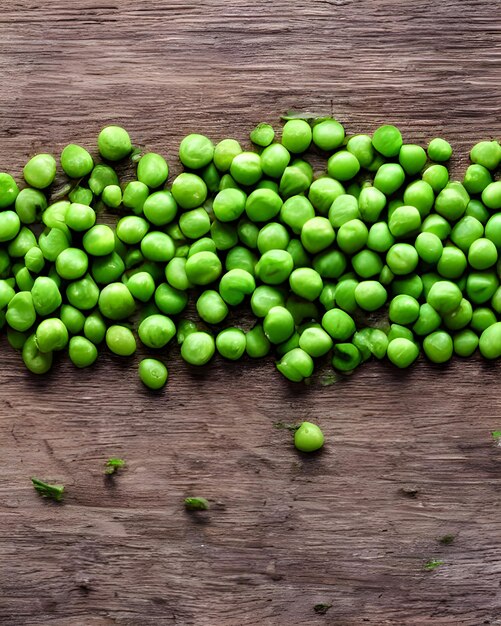 Guisantes verdes frescos en el fondo de madera