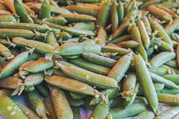 Guisantes verdes frescos en el mercado