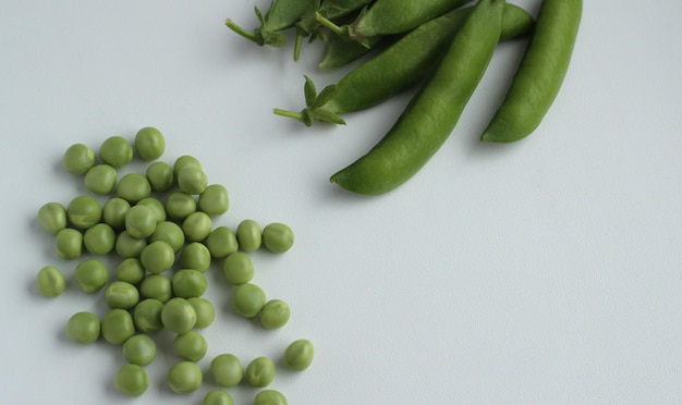 Guisantes verdes frescos en una vaina y con guisantes