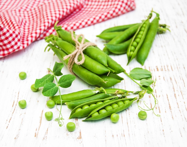 Guisantes verdes con hoja