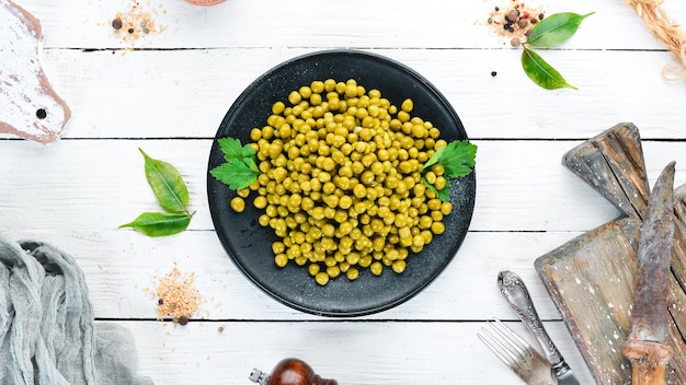 Guisantes verdes marinados en un plato Vista superior Espacio libre para el texto