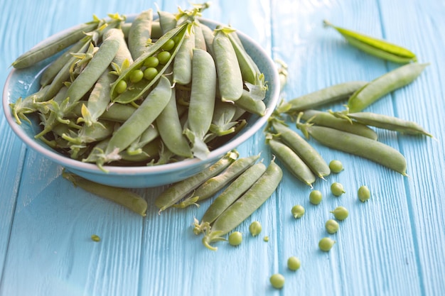 Guisantes verdes en una mesa