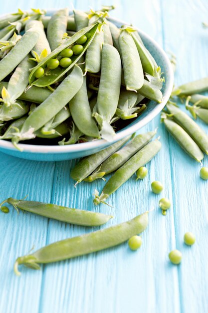 Guisantes verdes en una mesa