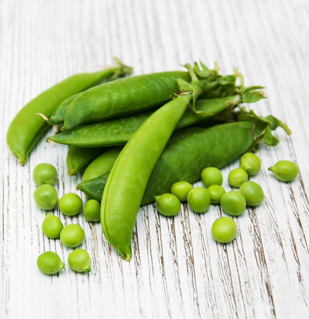 Guisantes verdes en una mesa