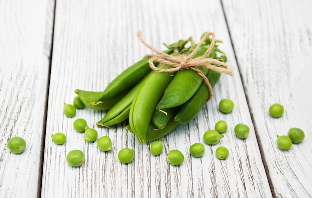 Guisantes verdes en una mesa